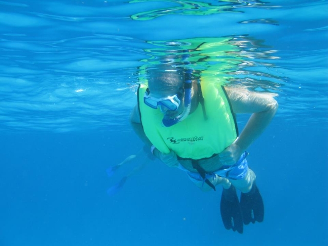  Mergulho com snorkel no mar 